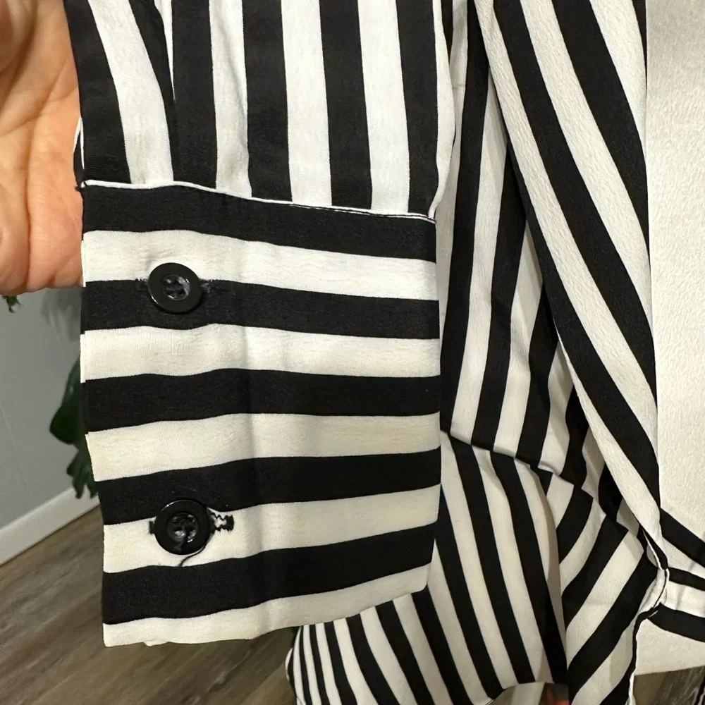 🛍️ Leo & Viola black and white striped unique wrap shirt excellent condition. - Picture 3 of 10